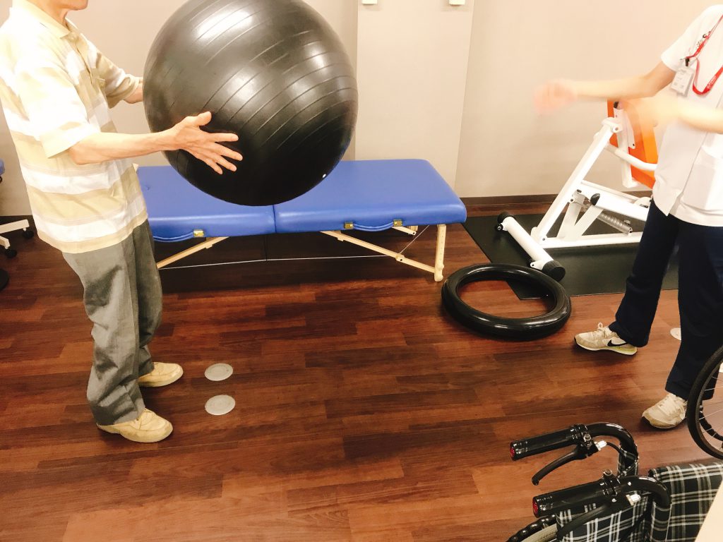 生活リハビリにバランスボールを導入 静岡 デイサービス 通所介護のアクタガワ